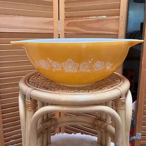 Vintage Pyrex bowl